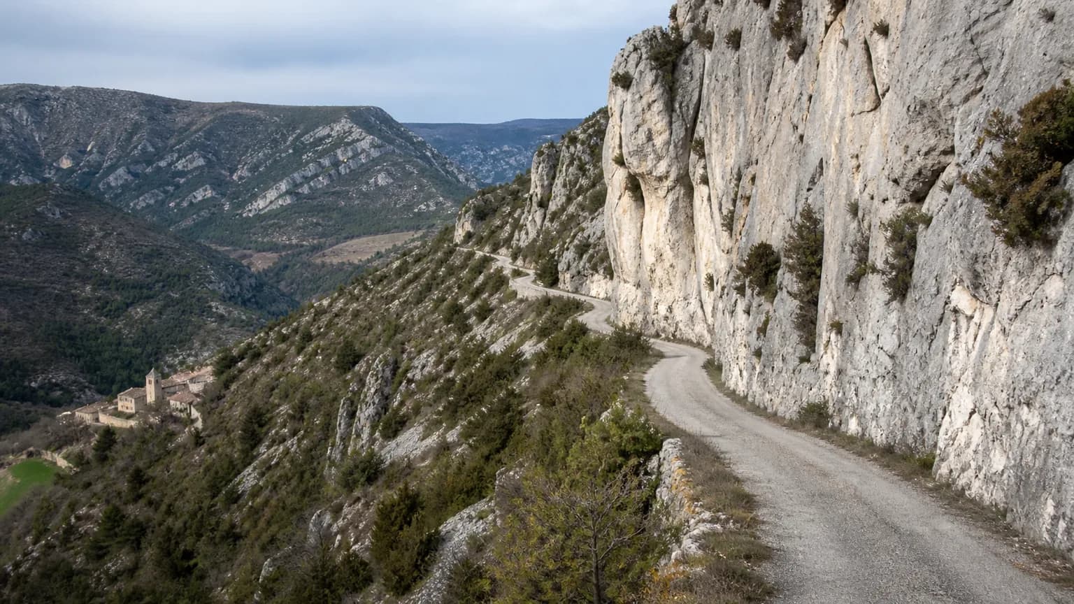Route de montagne des Baronnies vers Buis-les-Baronnies, falaises calcaires et hameau de pierre