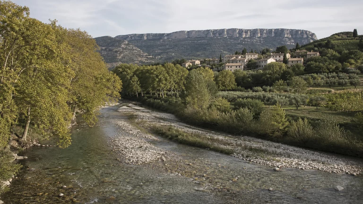 Vallée de l'Ouvèze aux environs de Vaison-la-Romaine, rivière à galets et village de pierre